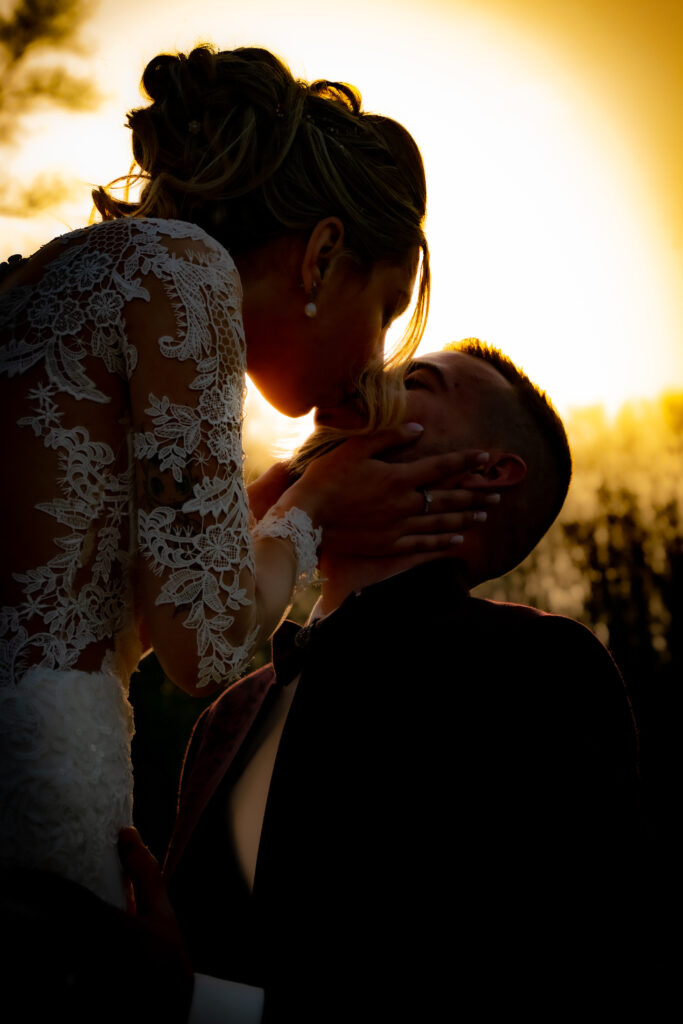 Photo d'un couple de jeune marié entrain de s'embrasser