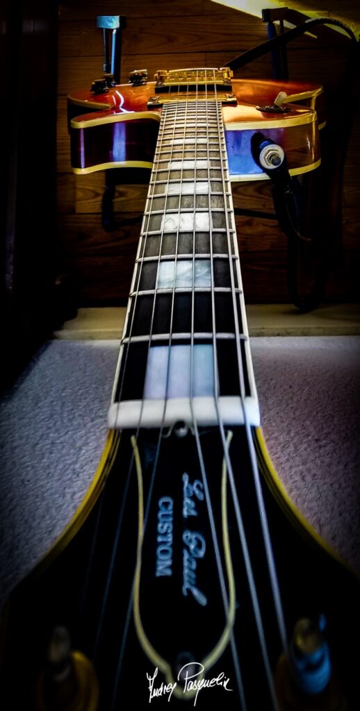 Photo d'une guitare vue dans haut